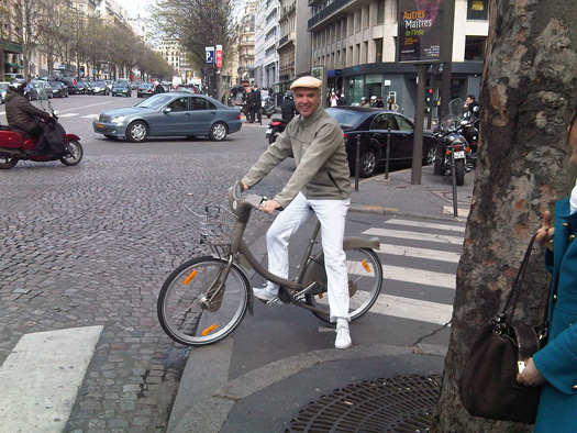 Photo of DB on Vélib' bike in Paris